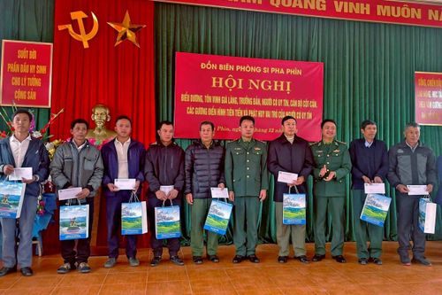 Biểu dương, tôn vinh 34 già làng, trưởng bản, người có uy tín, cán bộ cốt cán khu vực biên giới huyện Nậm Pồ