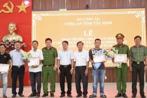 Khen thưởng 3 người dân tham gia truy bắt cướp