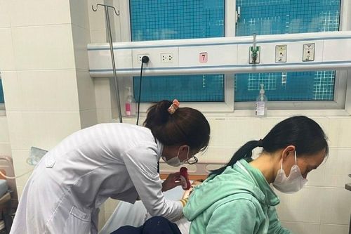 Hàng chục học sinh Quảng Ngãi nhập viện vì ăn thạch 'lạ'