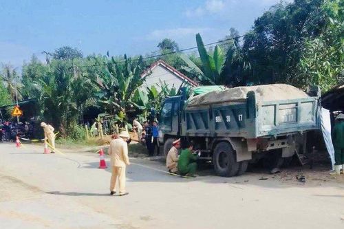 Va chạm với xe tải, nữ sinh lớp 6 tử vong