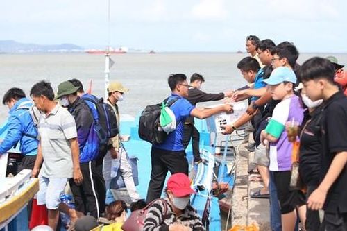 Bậc THCS ở TPHCM không phải đóng học phí, học sinh xã đảo được miễn tiền đi đò