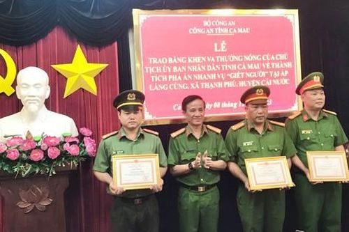 Khen thưởng lực lượng phá vụ án giết 3 người ở Cà Mau