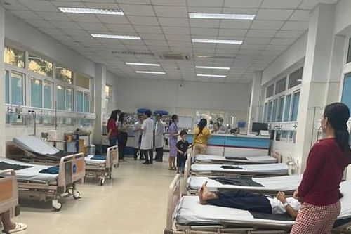 Hàng chục học sinh ở Quảng Ngãi nhập viện sau khi ăn đồ ăn 'lạ'