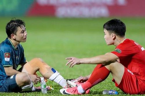 Hoàng Đức động viên Minh Vương sau trận thắng ngược dòng trước HAGL