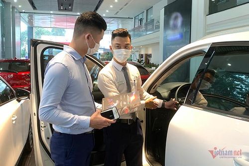 Ô tô giảm giá sập sàn cuối năm, khách vẫn ngóng ưu đãi tiếp