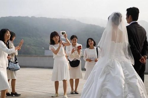 Giới chức Hàn Quốc tích cực tổ chức các buổi xem mắt tập thể cho người dân
