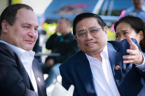 Thủ tướng Phạm Minh Chính và Thủ tướng Belarus thưởng thức cà phê, bánh mì que