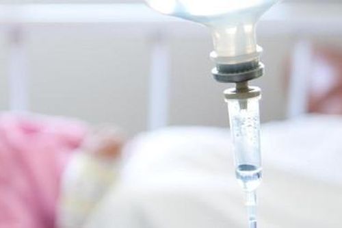 Nữ sinh lớp 7 bị bạn dùng kéo tấn công tại trường giờ ra sao?