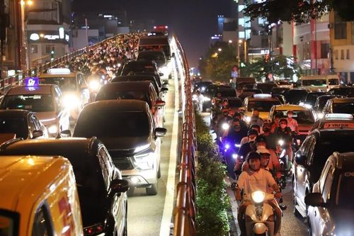 Cửa ngõ sân bay Tân Sơn Nhất kẹt xe nghiêm trọng suốt 4 giờ