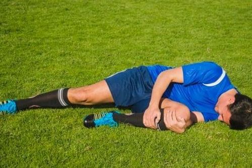 Suýt mất chân do chủ quan sau va chạm trên sân bóng