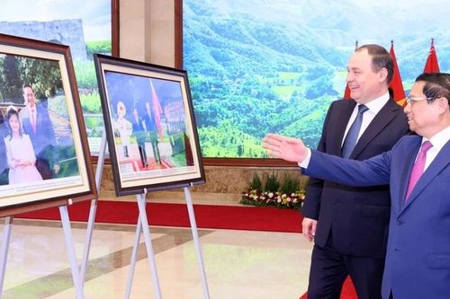 Thủ tướng Phạm Minh Chính và Thủ tướng Belarus tham quan trưng bày ảnh của TTXVN