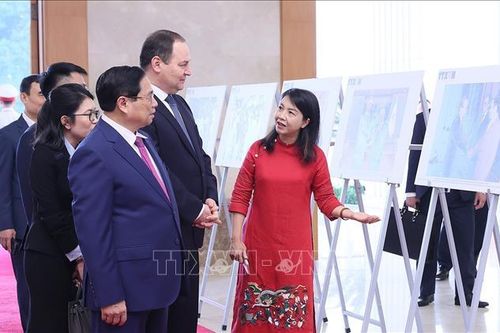 Thủ tướng Phạm Minh Chính và Thủ tướng Belarus tham quan trưng bày ảnh của TTXVN