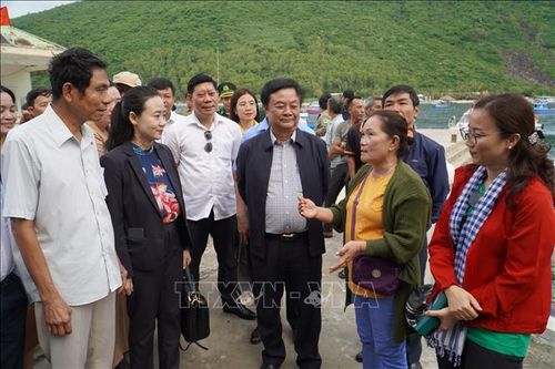 Bộ trưởng Lê Minh Hoan đối thoại với ngư dân