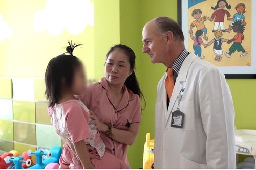 Nhiều trẻ bị khối u sợi thần kinh phức tạp được giáo sư McKay McKinnon tái tạo khuôn mặt