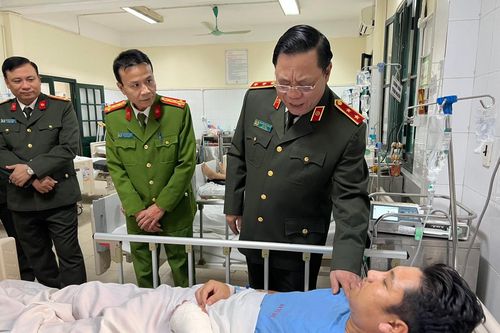 Kịp thời thăm hỏi, động viên Thượng úy bị thương khi làm nhiệm vụ