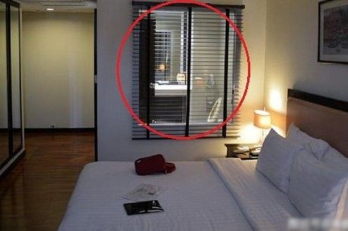 Vì sao nên bật đèn nhà vệ sinh xuyên đêm khi ngủ ở khách sạn?