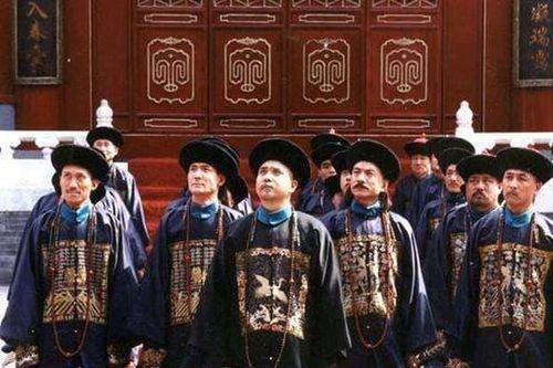 Khi yết kiến vua, vì sao các quan đại thần triều Thanh thường phất hai ống tay áo? Hành động này không hề vô nghĩa, mà mang ý nghĩa cực sâu xa
