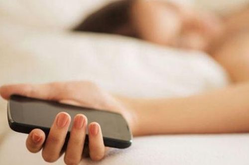 Tác hại của việc đặt điện thoại bên cạnh khi ngủ, chế độ nào giảm bức xạ tối đa của điện thoại