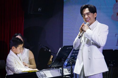 Quý tử nhà Đan Trường diện vest lịch lãm, lên sân khấu biểu diễn cùng bố: Chuẩn con nhà nòi!