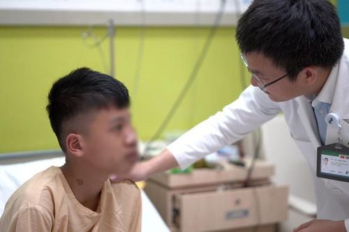 Tái tạo gương mặt cho cậu bé hơn 8 năm sống trong mặc cảm