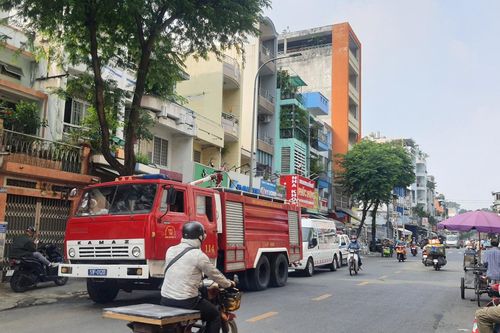 Tự phóng hỏa đốt nhà, cầm hung khí sang hàng xóm cố thủ