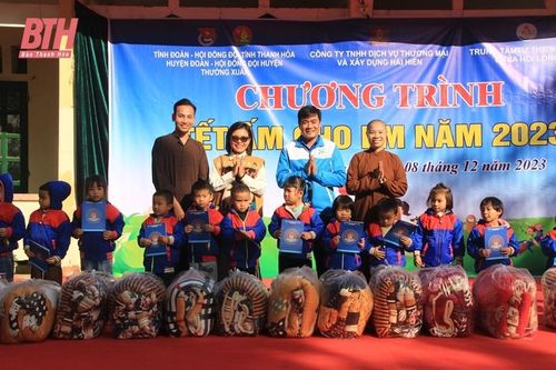 'Tết ấm cho em' đến với học sinh có hoàn cảnh khó khăn huyện Thường Xuân