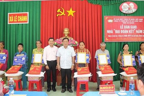 Bàn giao 35 căn nhà Đại đoàn kết ở TX. Tân Châu