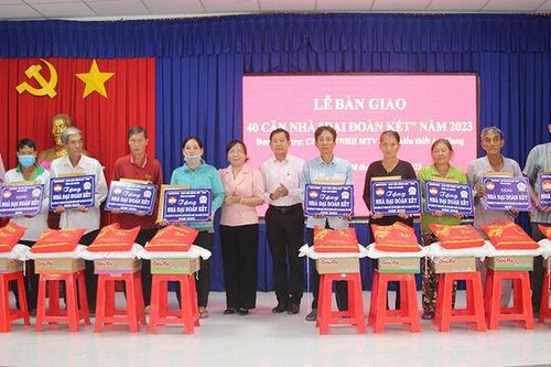 40 hộ nghèo huyện Phú Tân được nhận nhà Đại đoàn kết