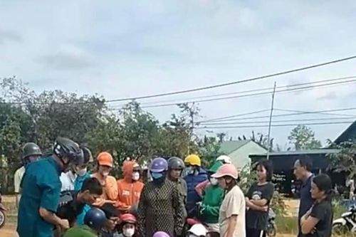 Chư Prông: Điều khiển xe máy vượt xe ô tô tải, 2 mẹ con thương vong