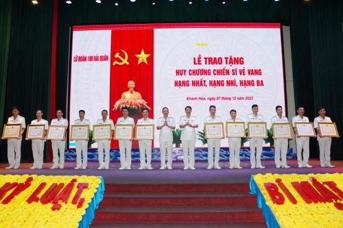 Lữ đoàn 189 Hải quân tổ chức Lễ trao tặng Huy chương Chiến sĩ vẻ vang