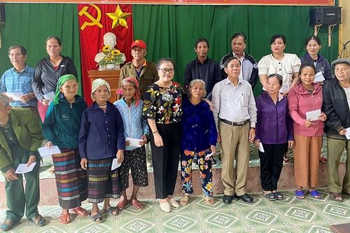 Lớp bồi dưỡng Quốc phòng - An ninh K90 trao 40 suất quà cho hộ nghèo Phong Điền