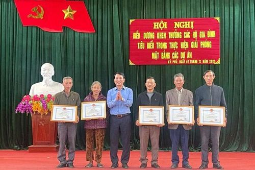Nho Quan (Ninh Bình): Khen thưởng 15 hộ gia đình tiêu biểu trong việc giải phóng mặt bằng Dự án tuyến đường Đông – Tây