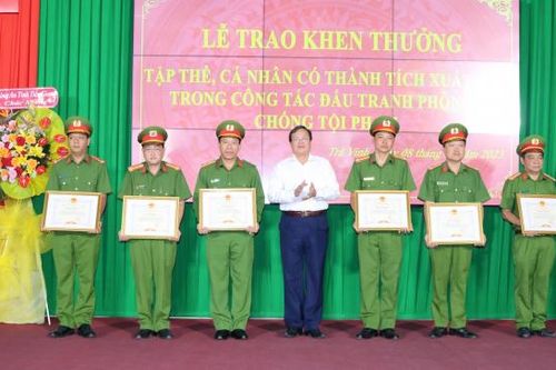 Khen thưởng tập thể, cá nhân có thành tích xuất sắc khám phá nhanh vụ cướp tiệm vàng ở Trà Vinh