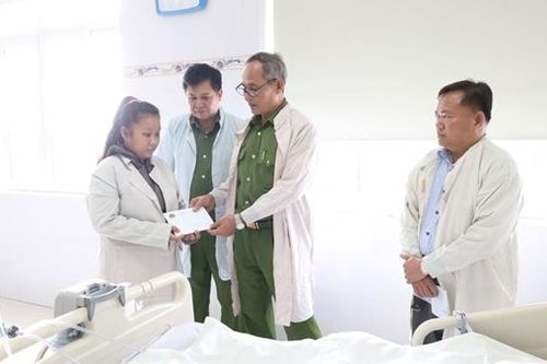 Thăm hỏi, hỗ trợ kinh phí điều trị cho hai người dân bị thương lúc truy đuổi cướp