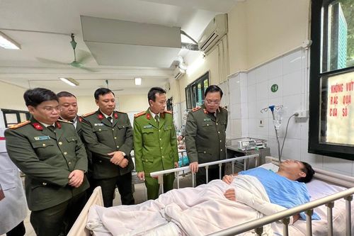 Thăm hỏi cán bộ Công an TP Hà Nội bị thương khi làm nhiệm vụ