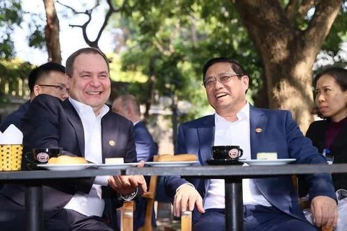 Hai Thủ tướng Việt Nam và Belarus thưởng thức cà phê bên Cột Cờ Hà Nội