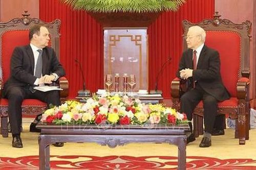 Tổng Bí thư Nguyễn Phú Trọng tặng Thủ tướng Belarus Roman Golovchenko cuốn sách về ngoại giao Việt Nam
