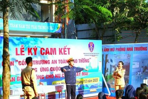 Ra mắt đội xung kích vì 'cổng trường an toàn giao thông'