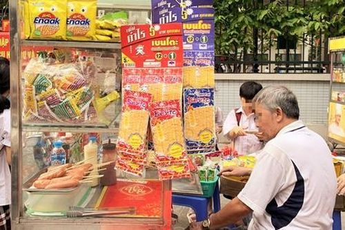 Cách nào bảo vệ con khỏi những mối nguy từ đồ ăn vặt ở cổng trường?