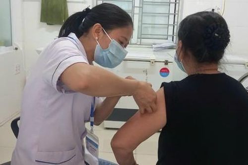 Bác sĩ khuyến cáo về các biến chứng của bệnh cúm mùa ở người cao tuổi