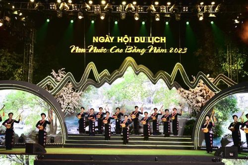 'Non nước Cao Bằng - Xứ sở thần tiên' tại phố đi bộ Hồ Gươm