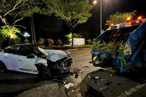 Tai nạn giao thông mới nhất 9/12/2023:Ôtô tông xe chở rác, nữ công nhân tử vong