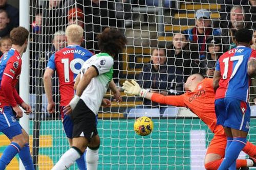 Liverpool chiếm ngôi đầu bảng Ngoại hạng Anh sau màn ngược dòng kịch tính, Arsenal gặp áp lực lớn