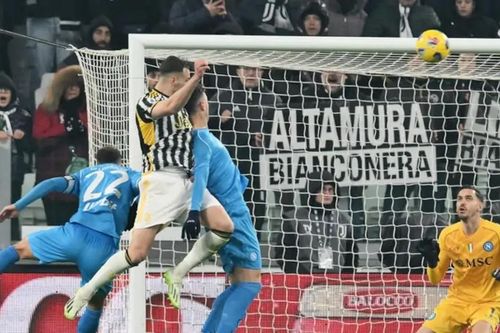 Juventus thắng sát nút trước Napoli để giành ngôi đầu bảng Serie A, gây sức ép lớn lên Inter Milan
