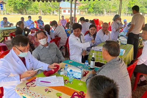 Khám bệnh và phát thuốc miễn phí cho người dân tại Trung Lào