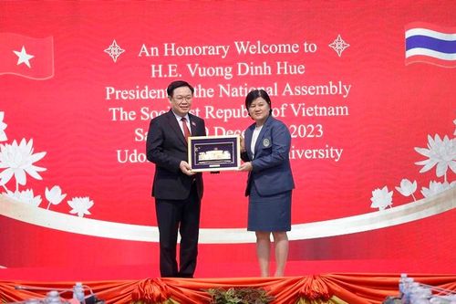 Chủ tịch Quốc hội Vương Đình Huệ thăm Đại học Hoàng gia Rajabhat Udon Thani