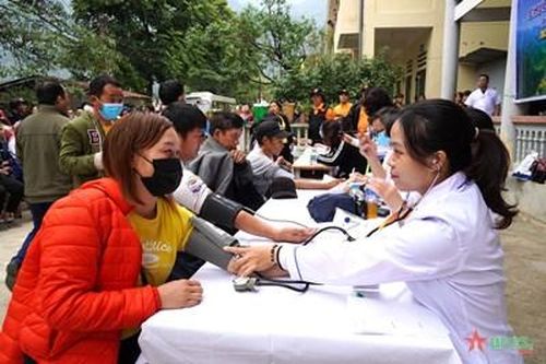 Khám bệnh, cấp phát thuốc miễn phí cho bà con dân tộc thiểu số vùng cao Hà Giang