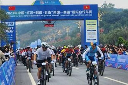 Khai mạc Giải đua xe đạp quốc tế 'Một đường đua - hai quốc gia' năm 2023