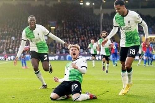 Liverpool tạm chiếm ngôi đầu Ngoại hạng Anh