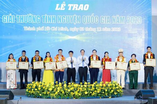 Cô giáo vùng cao Trà Thị Thu nhận giải thưởng Tình nguyện quốc gia năm 2023
